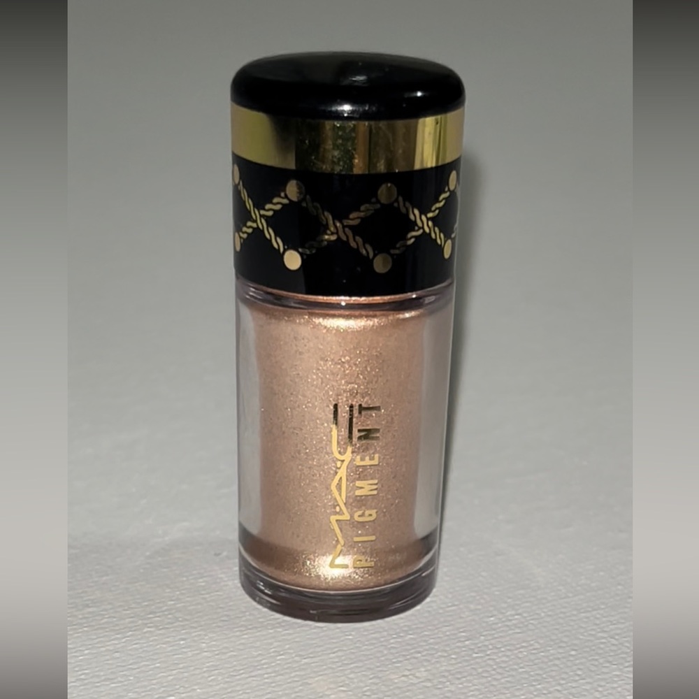 ✨ Mac “English Gilt” Pigment